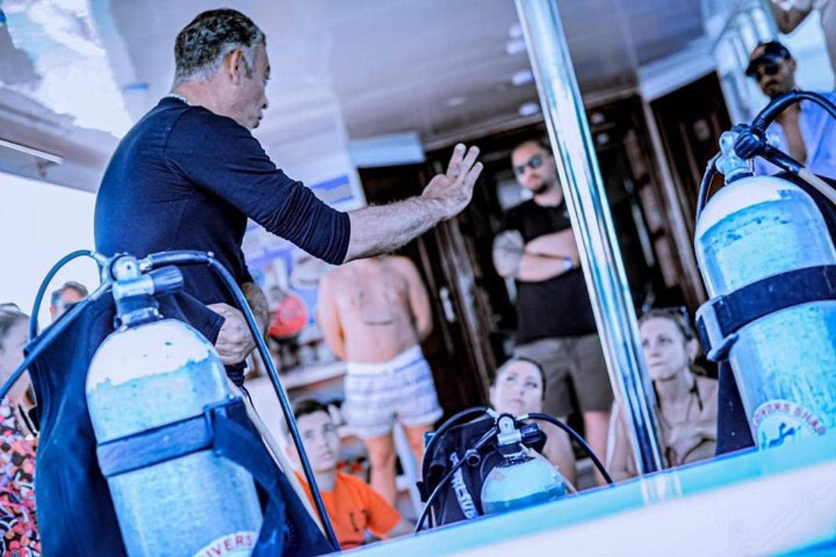 un uomo in piedi su una barca con un gruppo di persone