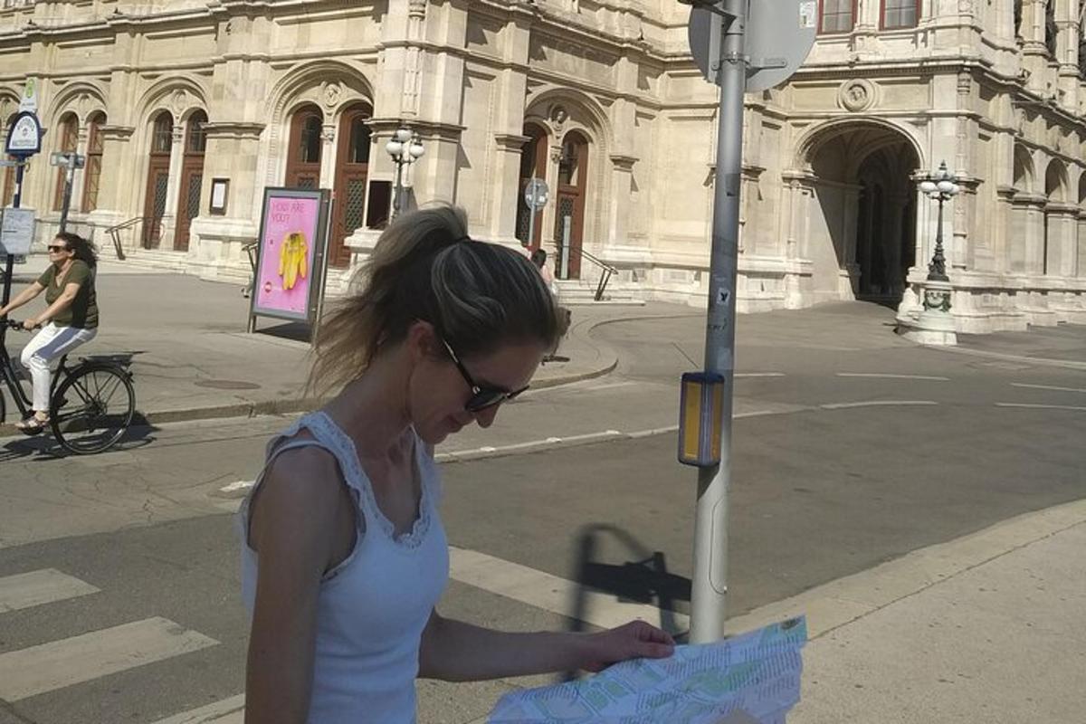 Žena stojí vedle pouliční cedule