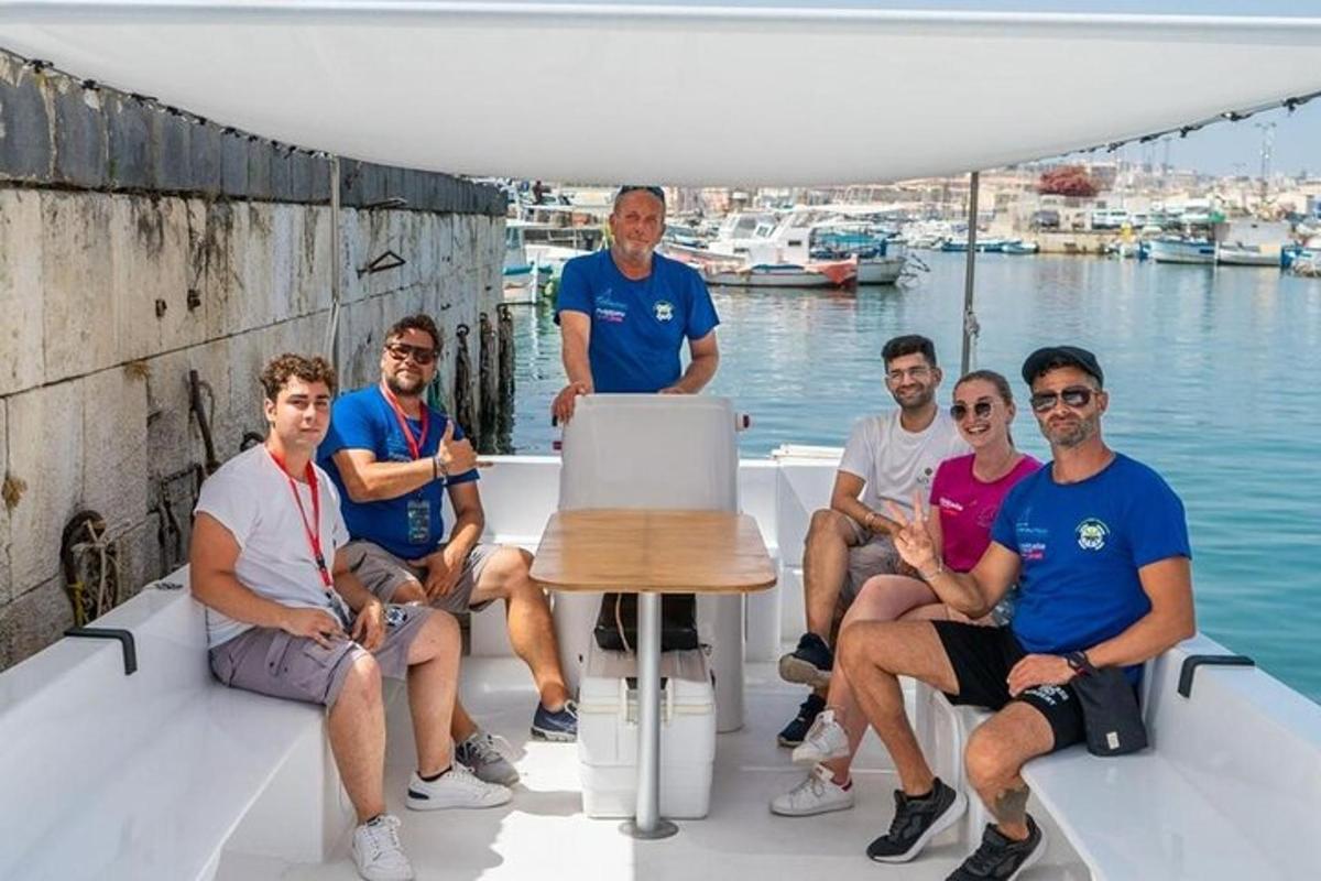 um grupo de pessoas sentadas na parte de trás de um barco