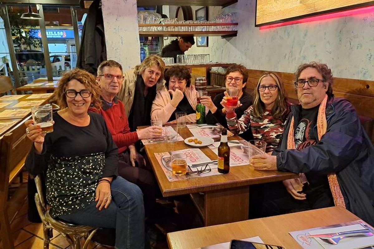 skupina lidí sedících u stolu v restauraci
