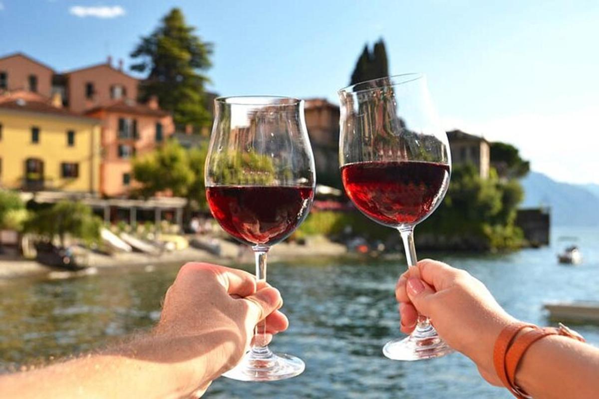 zwei Personen halten Gläser Rotwein hoch