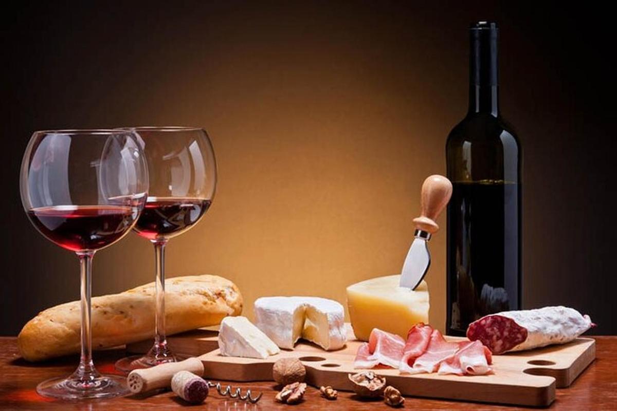 ein Tisch mit einer Flasche Wein und zwei Weingläsern