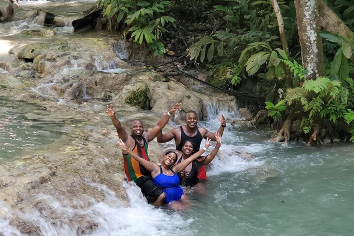 sekumpulan orang di dalam air di sungai