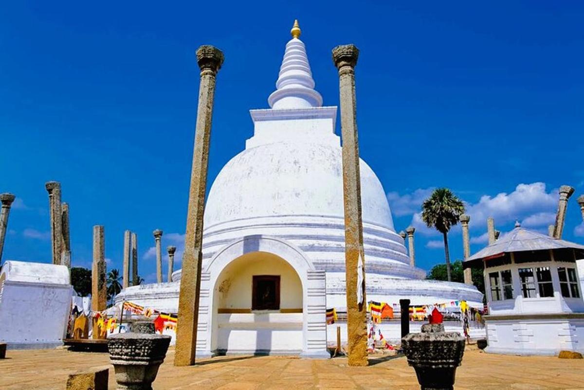 un grande tempio bianco con una grande torre