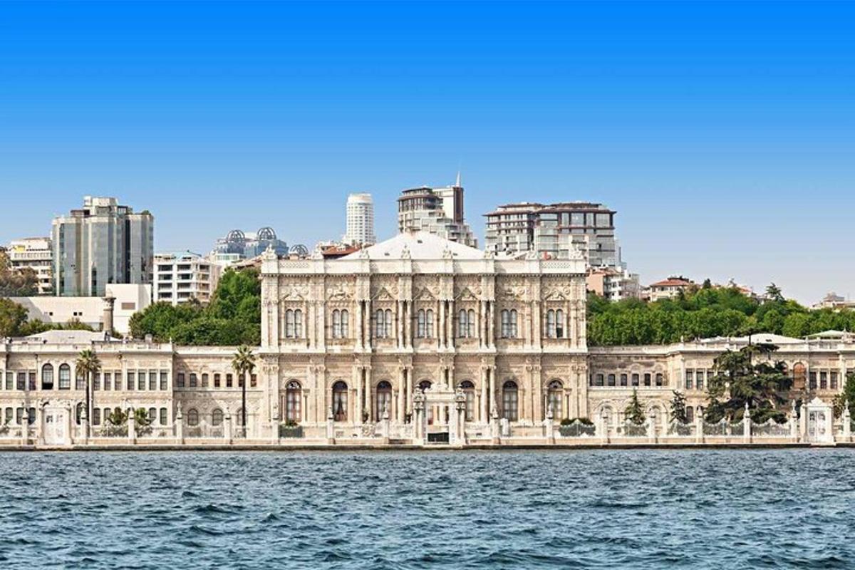 um grande edifício na água em frente a uma cidade