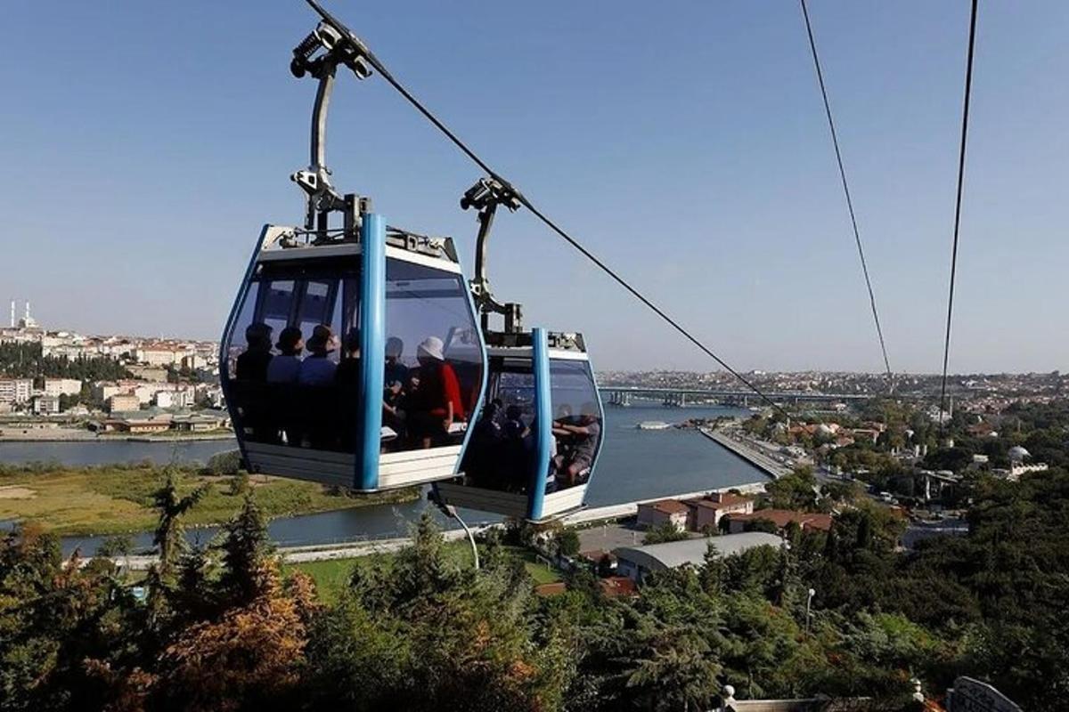 um grupo de pessoas andando em um teleférico