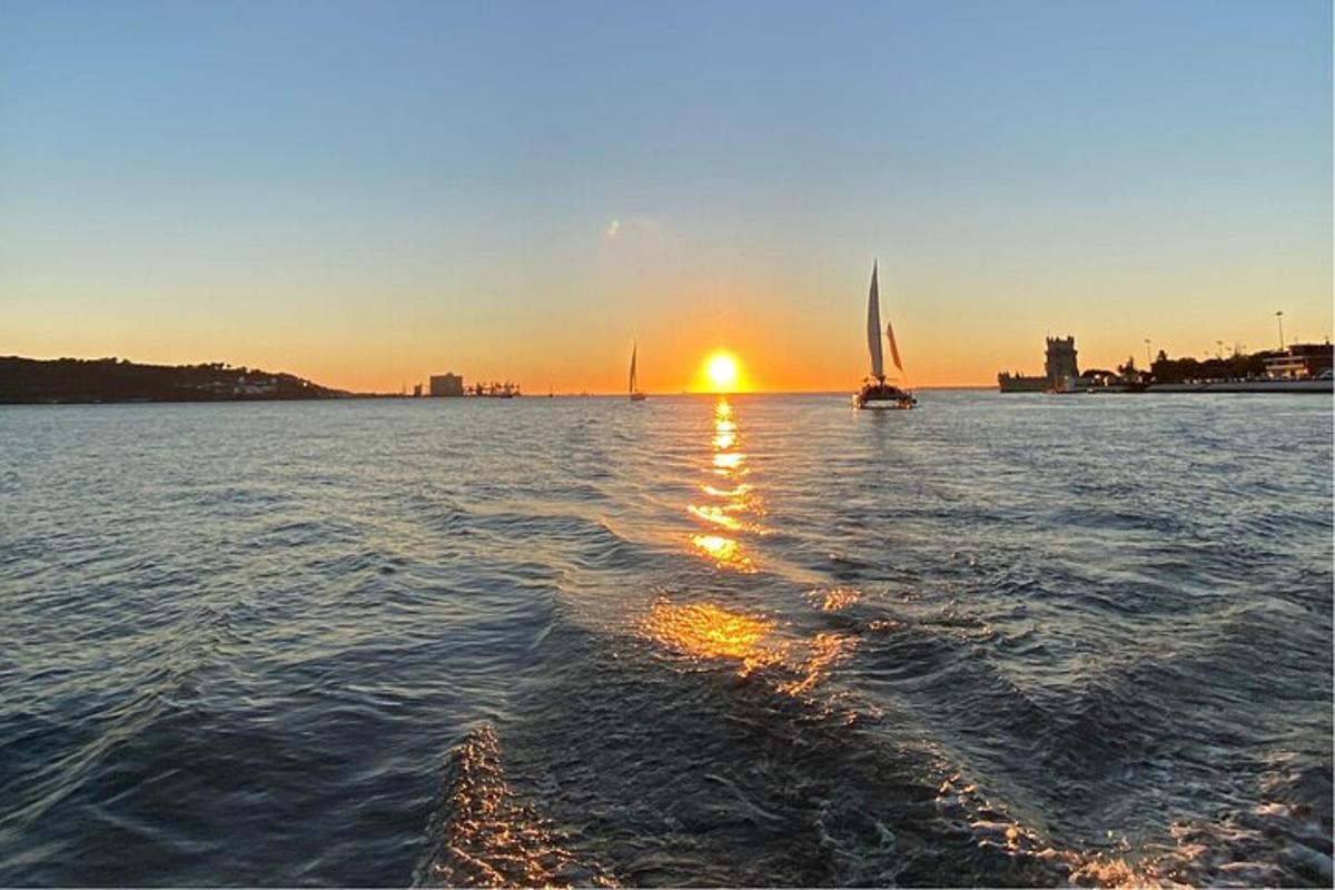 um veleiro na água ao pôr do sol