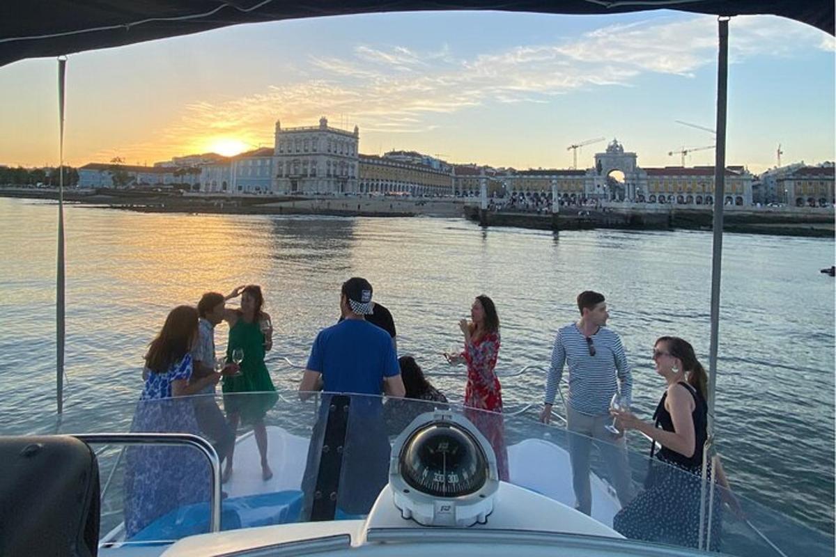 um grupo de pessoas em um barco na água