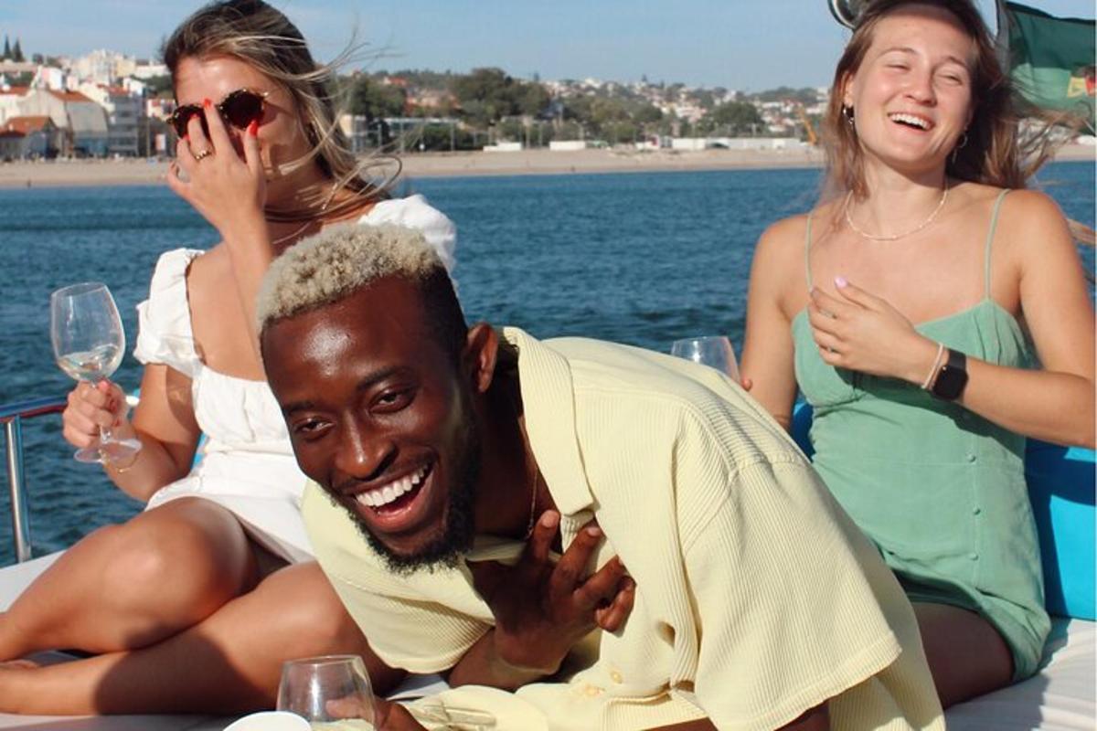 duas mulheres e um homem sentados em um barco