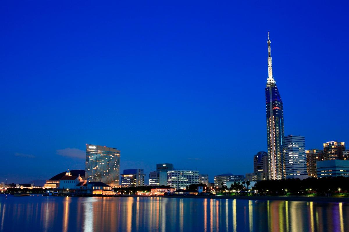 isang skyline ng lungsod na may spire ng isang mataas na gusali