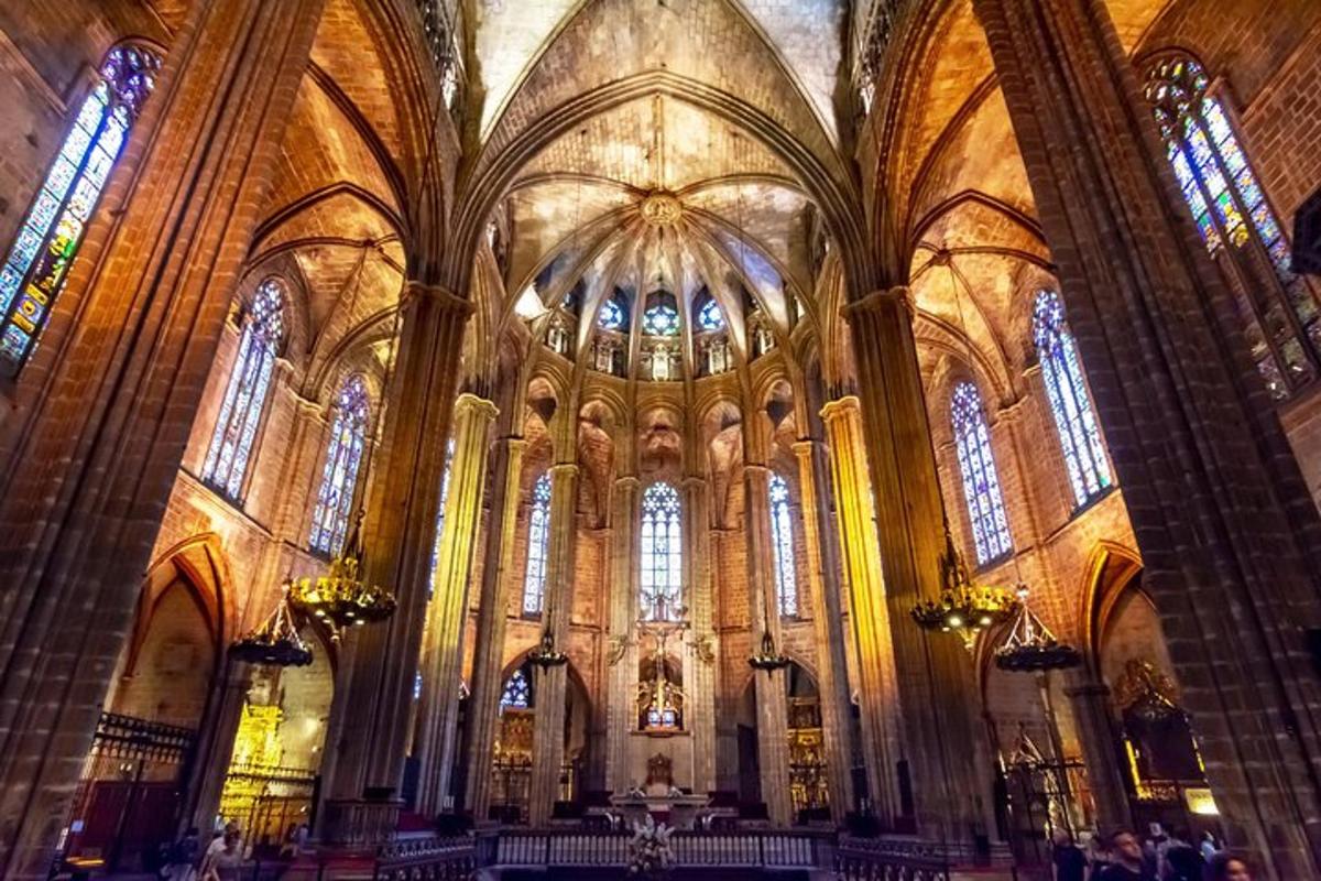 uma grande catedral com um grande edifício com muitas janelas