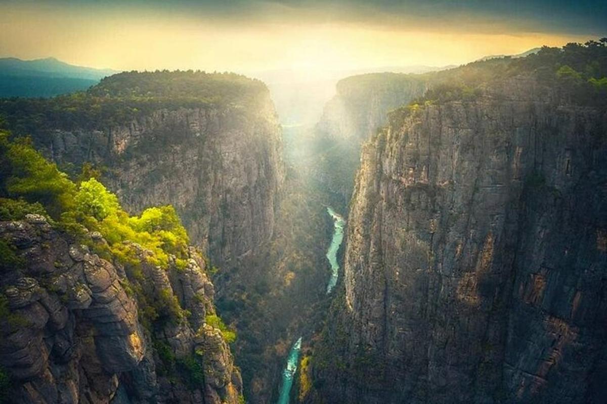 o vedere a unui canion cu un râu în mijloc