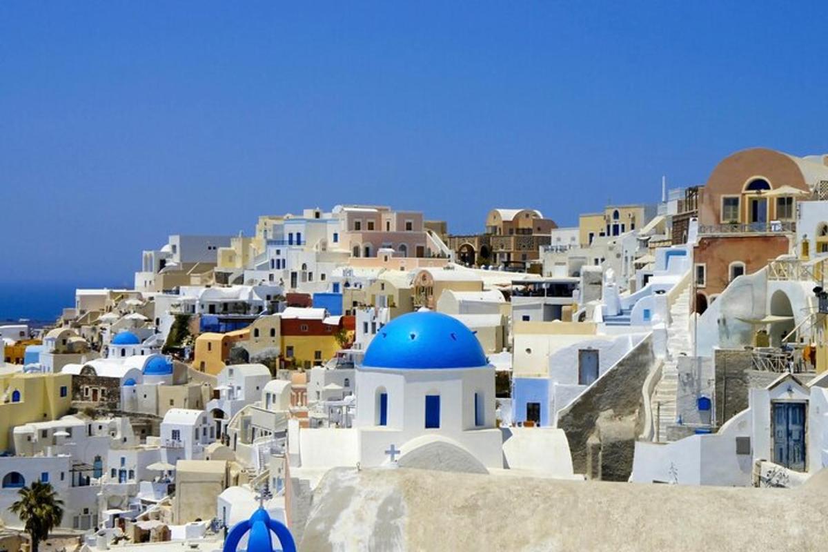una vista di un villaggio con edifici bianchi e blu