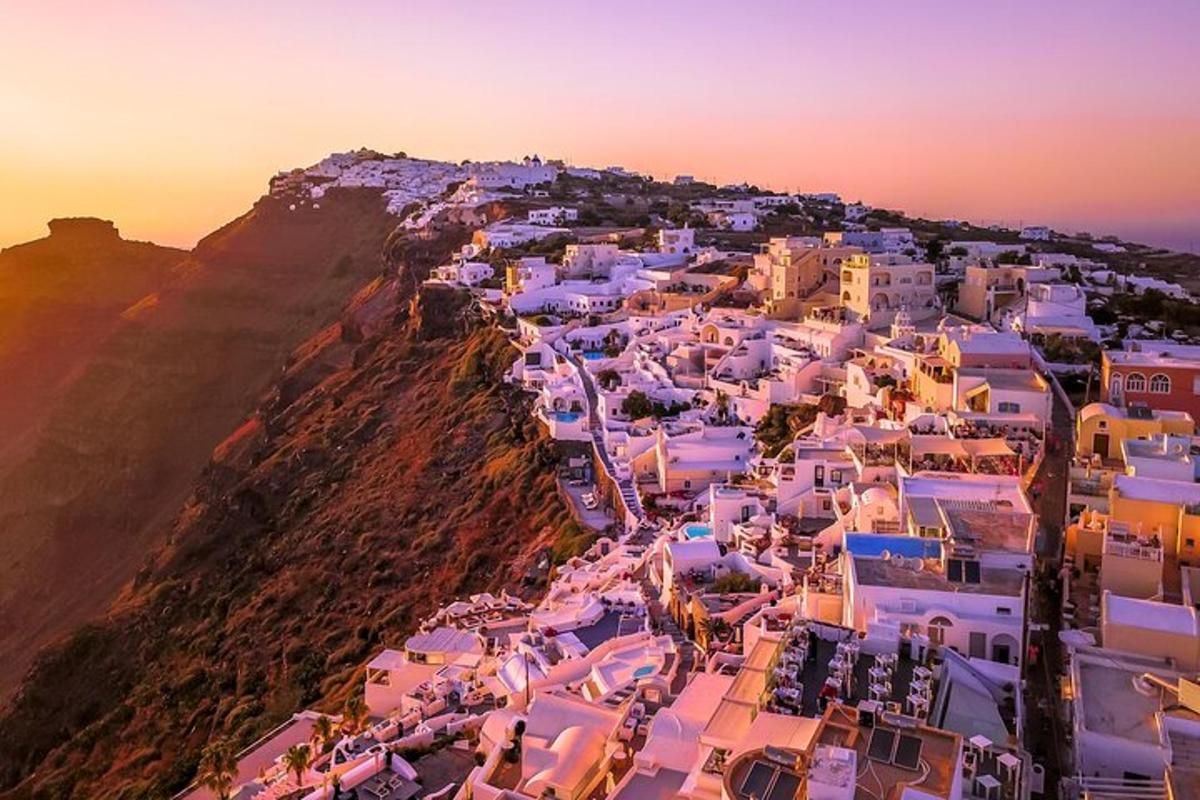 una vista aerea di una città su una montagna