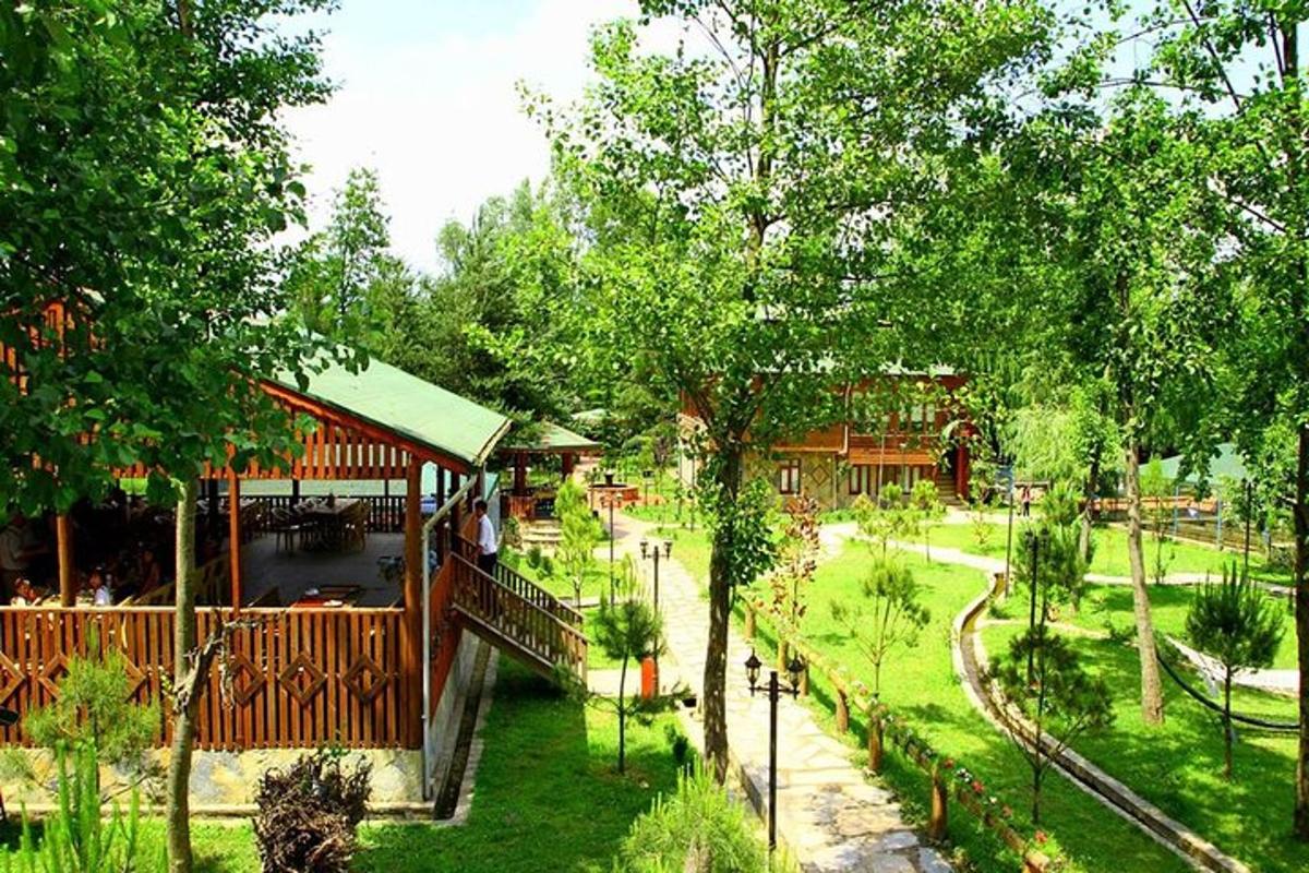 una vista di un parco con un edificio e alberi