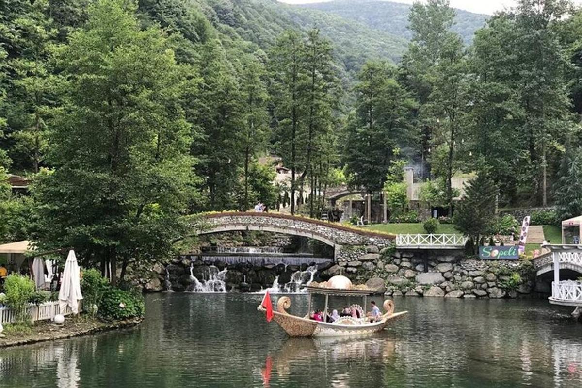 un gruppo di persone in barca su un lago