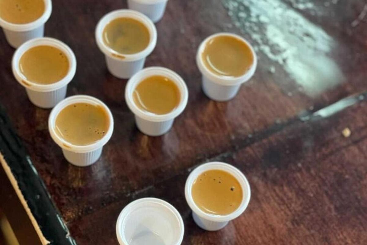 un grup de tasses de cafè assegudes sobre una taula