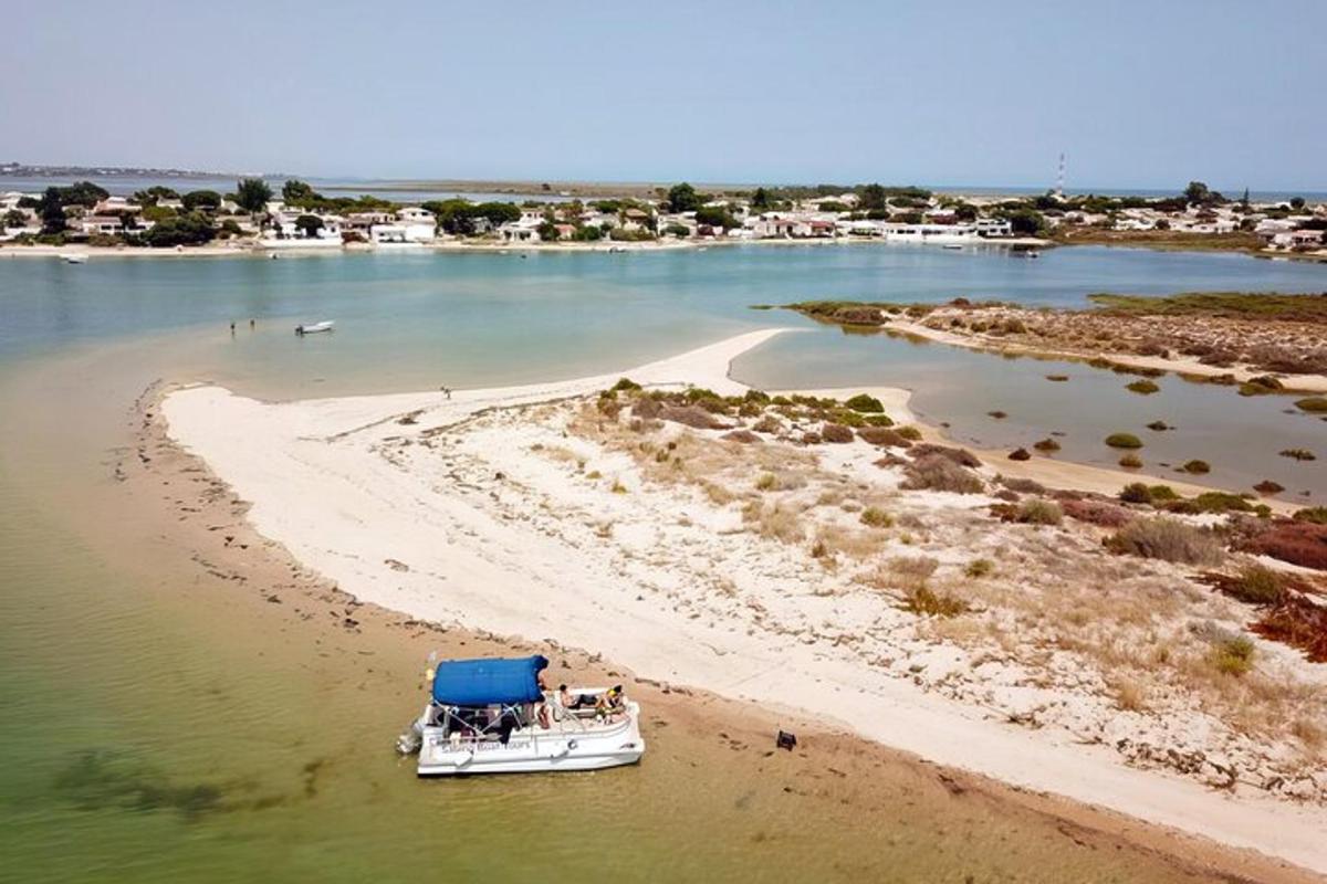 una barca in acqua su una spiaggia