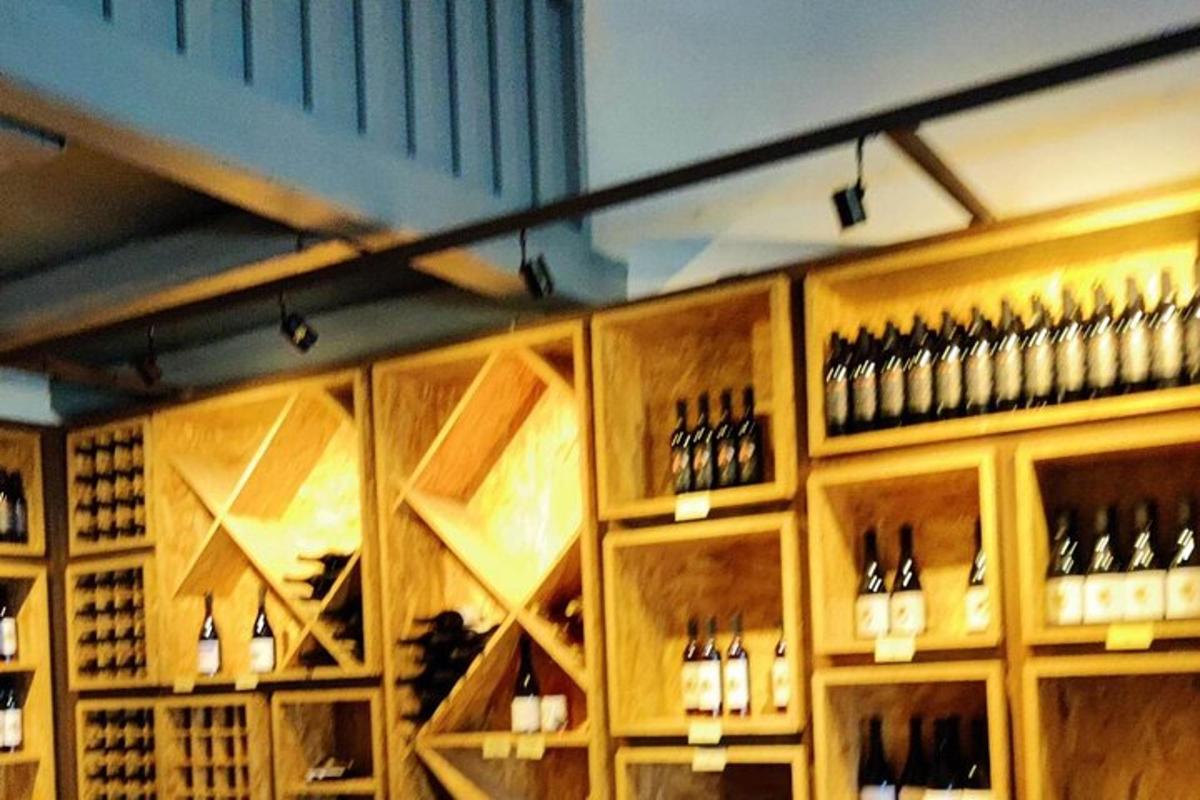 pokój wypełniony mnóstwem butelek wina