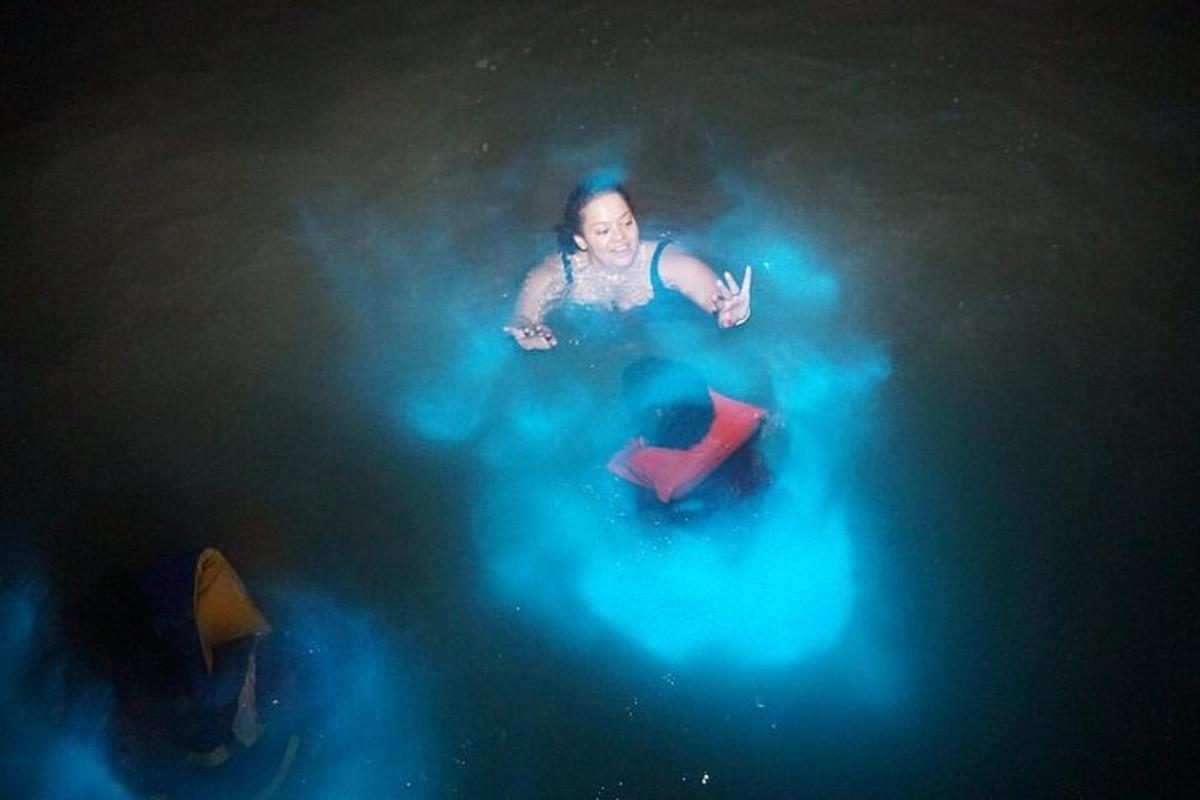 Una vista aérea de una persona en el agua con luces.