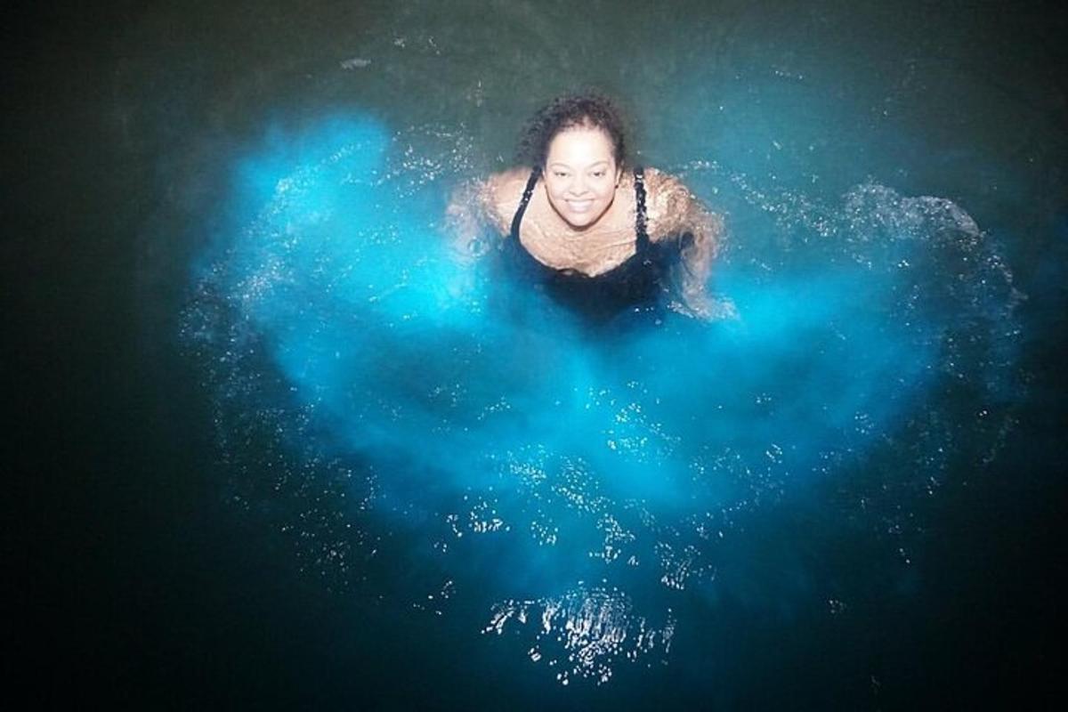 una mujer flotando en un charco de agua