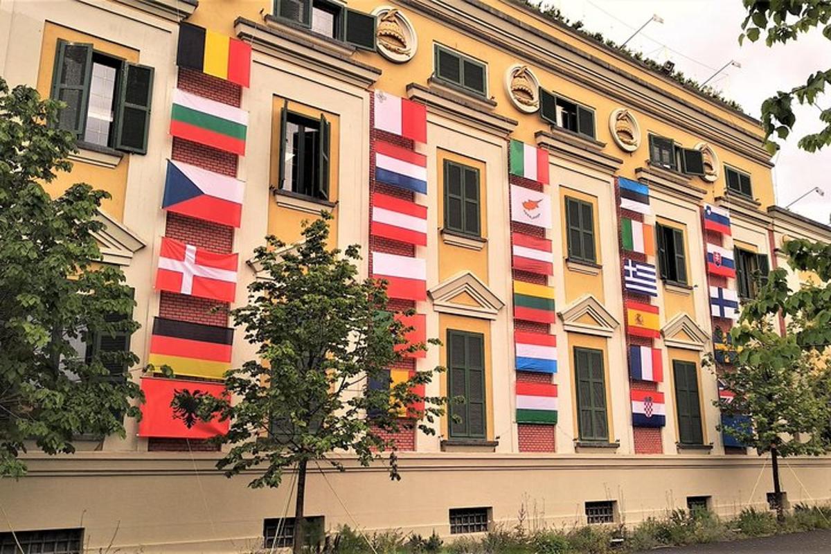 o clădire cu panouri colorate pe lateral