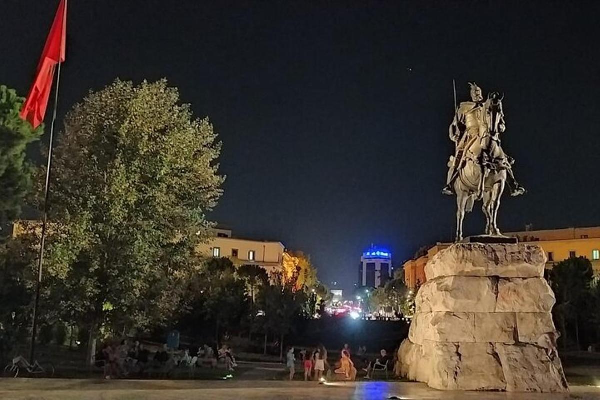 socha muže jedoucího na koni v noci