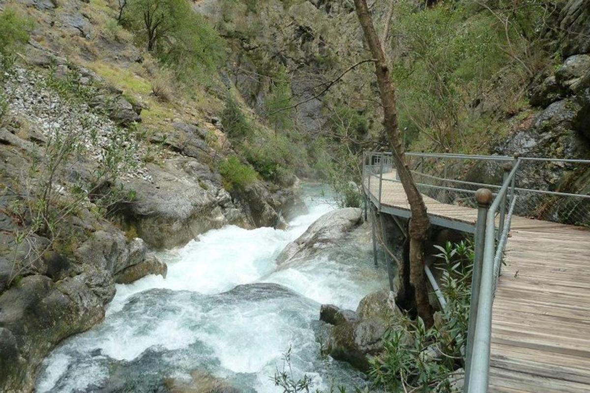 uma ponte sobre um rio com águas brancas