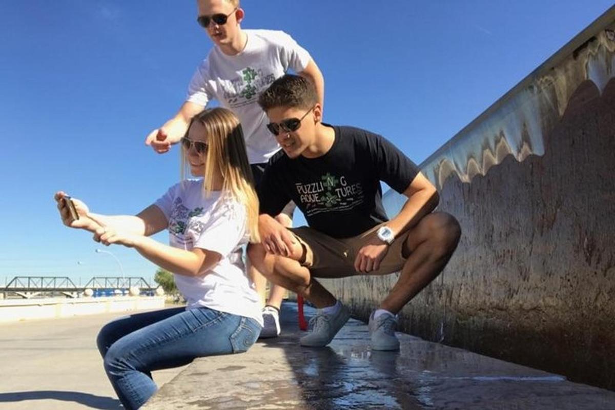 un gruppo di persone sedute su un muro vicino alla spiaggia