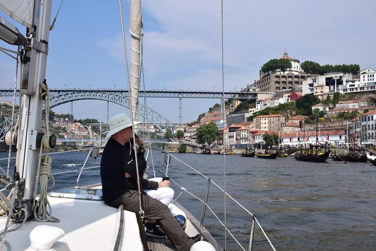 osoba sedící na plachetnici na řece