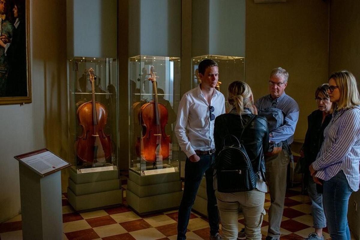 un gruppo di persone che guarda i violini in un museo