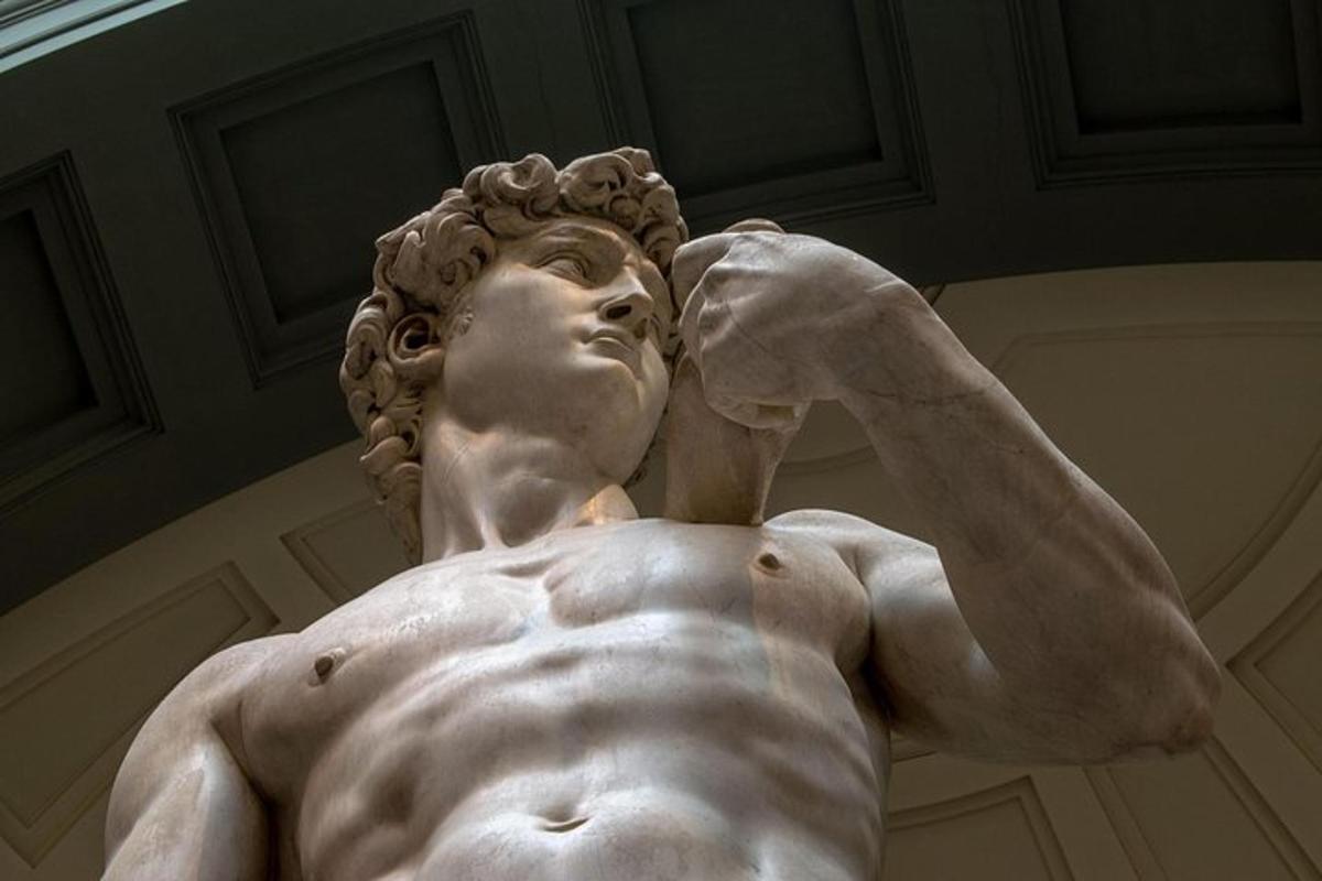 una statua di un uomo con la testa sulle spalle