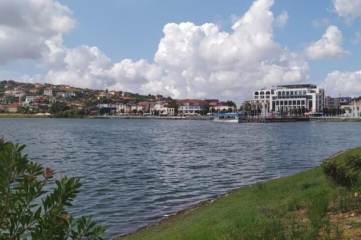 um grande corpo de água com edifícios e uma cidade