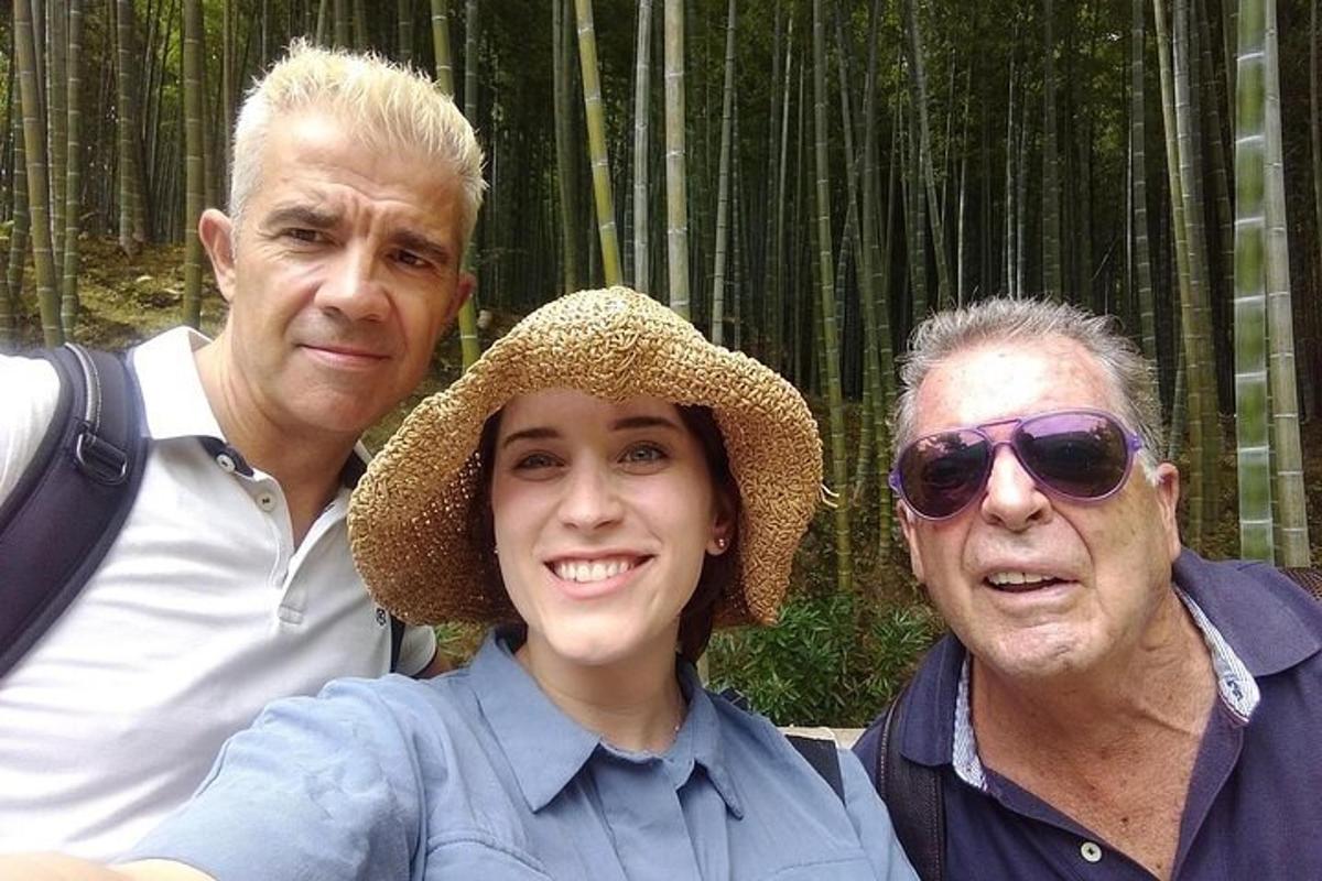 dva muži a žena pózují pro fotografii
