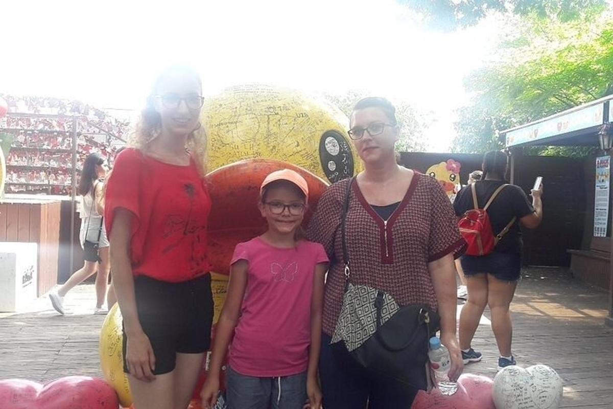 skupina lidí stojících před sochou