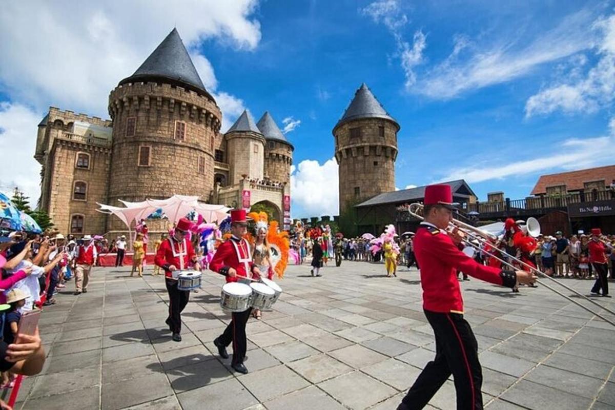 skupina mužů hrajících hudbu před hradem