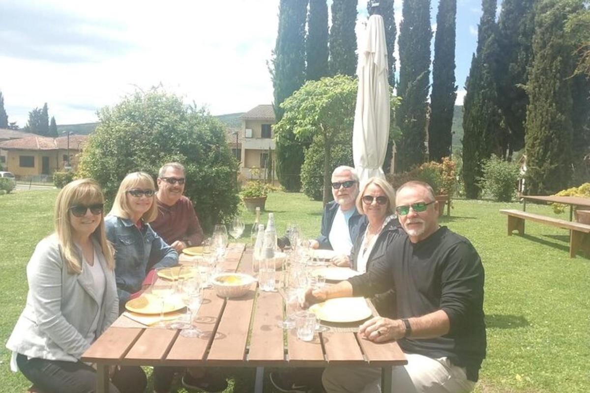 un grupo de personas sentadas en una mesa de picnic