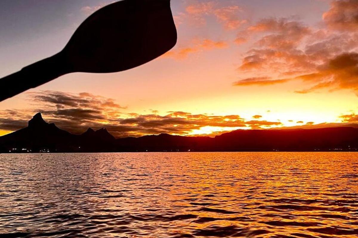 um pôr do sol sobre um grande corpo de água