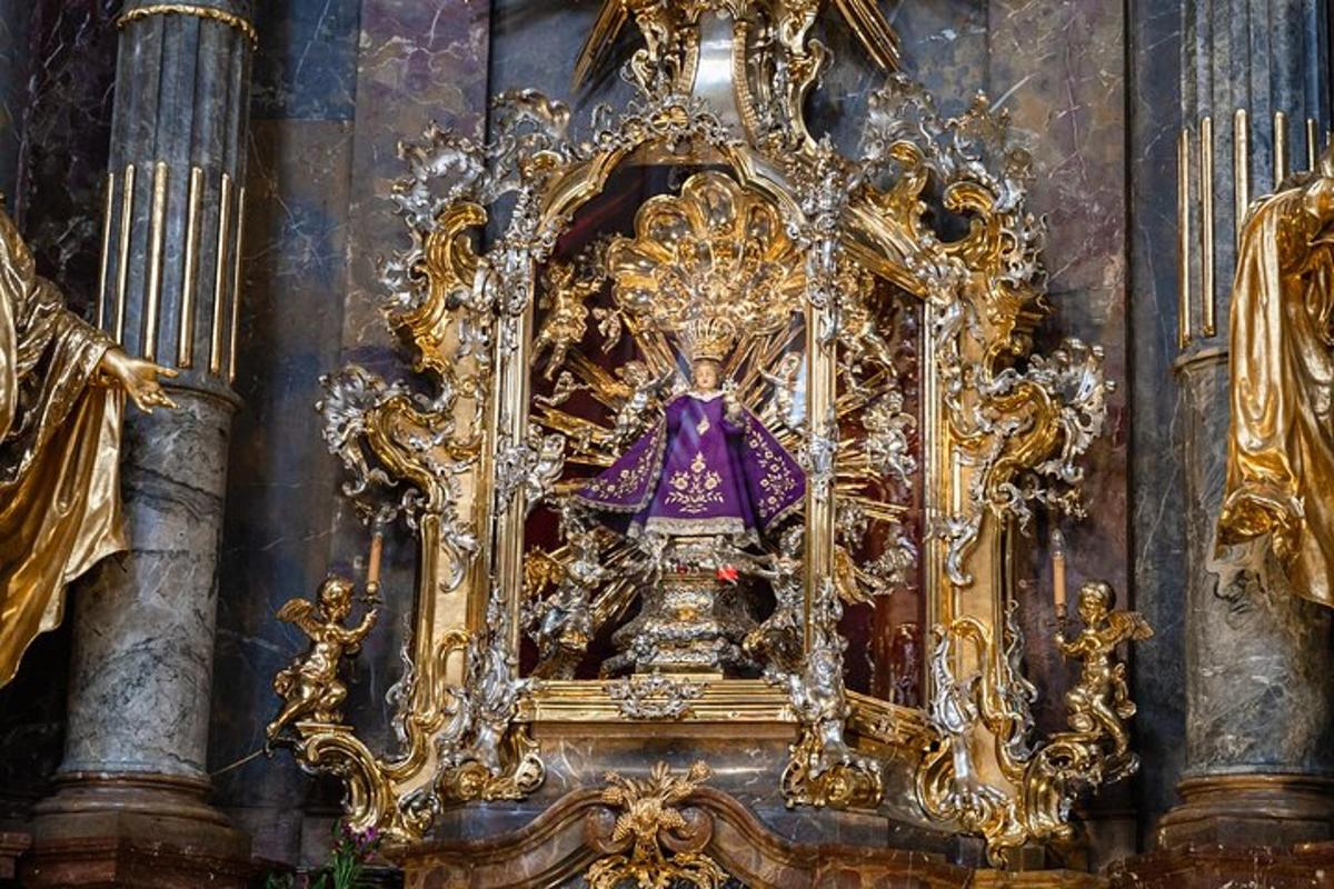 kuldne altar kirikus lilla esemega