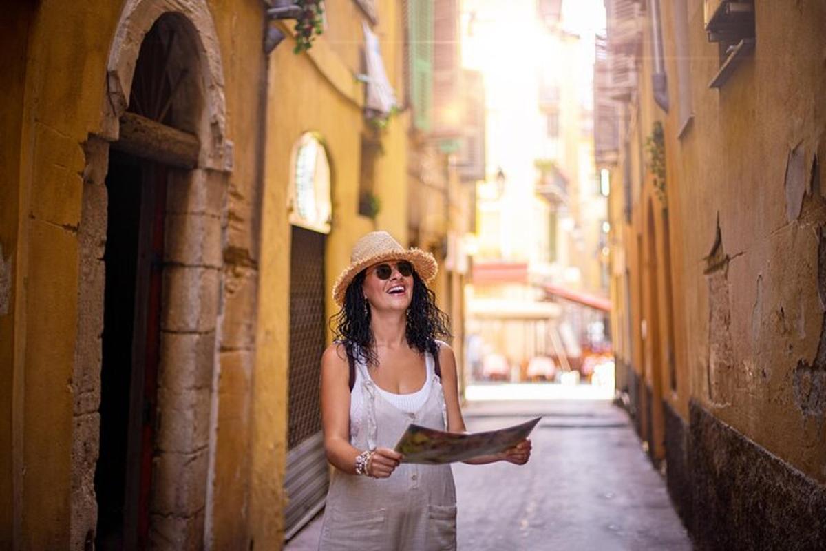 una donna con un cappello che tiene una mappa in un vicolo