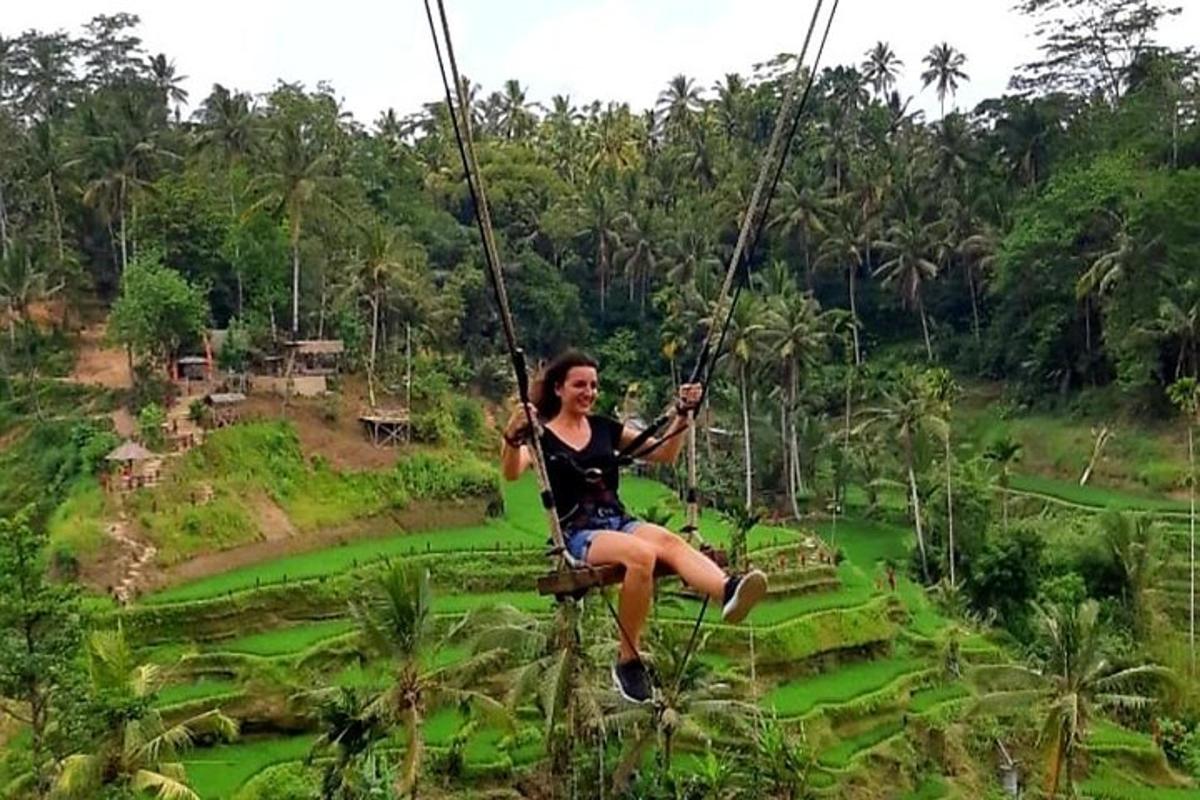 una dona asseguda en un gronxador a la selva