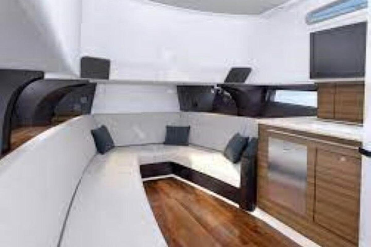 ein Wohnzimmer mit Couch und Fernseher