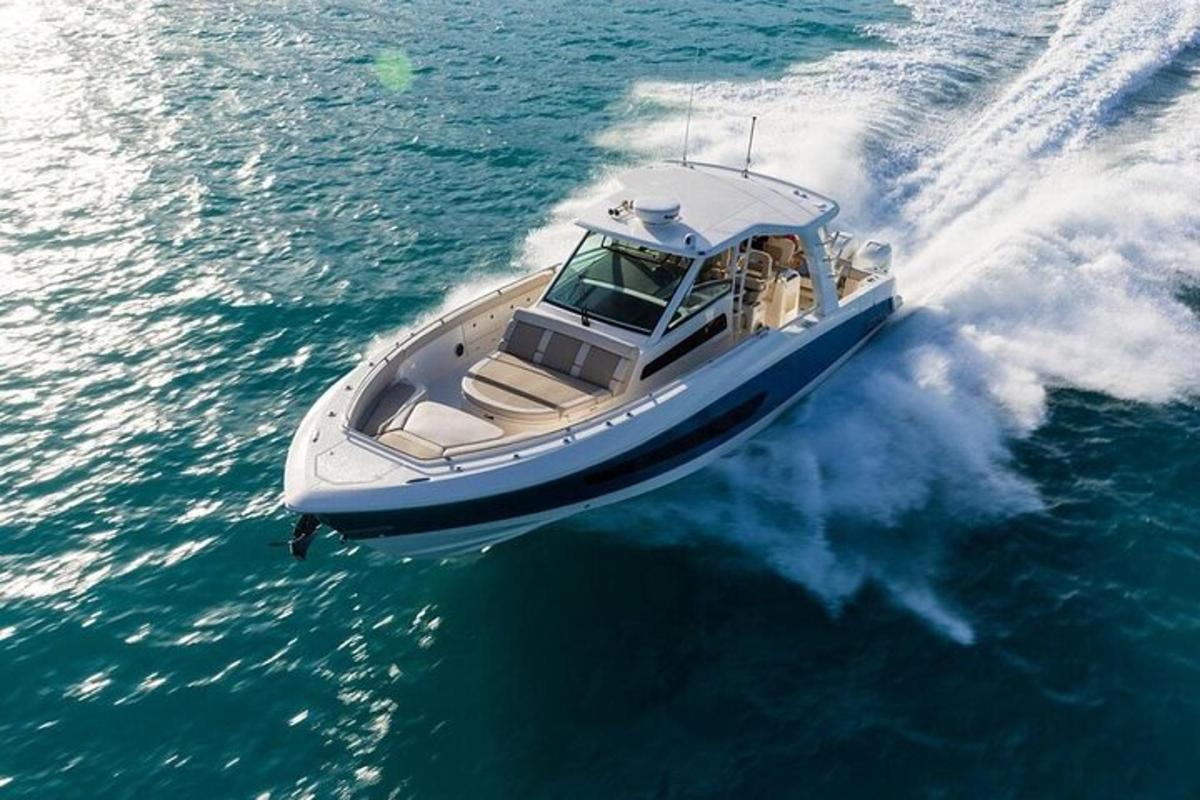 ein Boot im Wasser auf dem Ozean