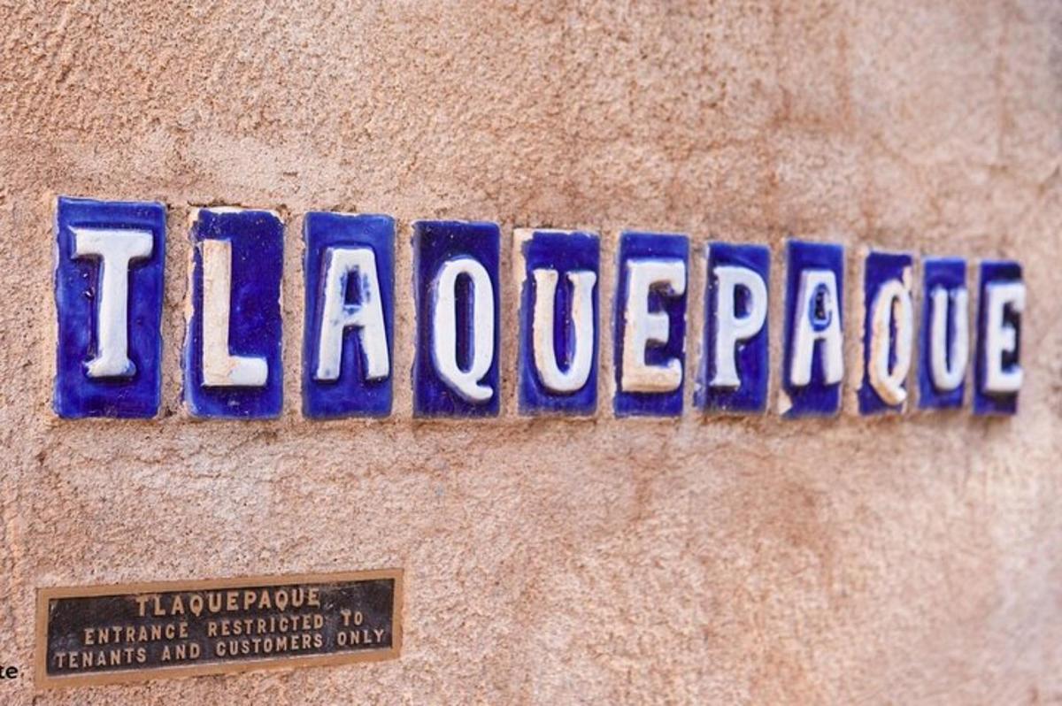 un cartello blu su un muro che dice flacco