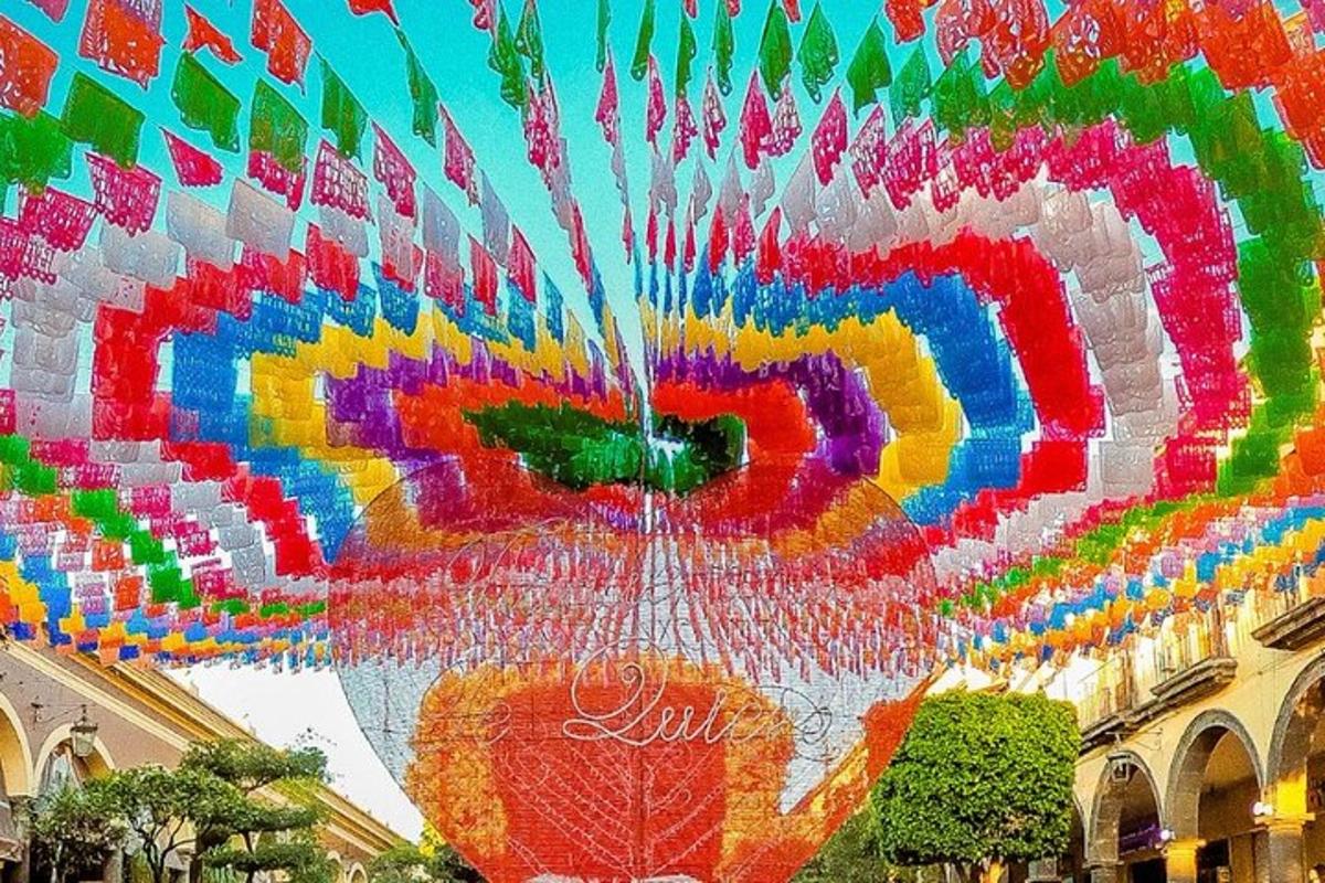 un grande ombrello colorato è appeso a un edificio