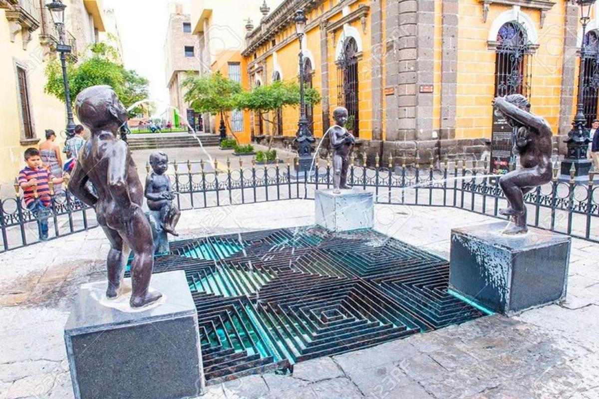 una statua di bambini davanti a un edificio