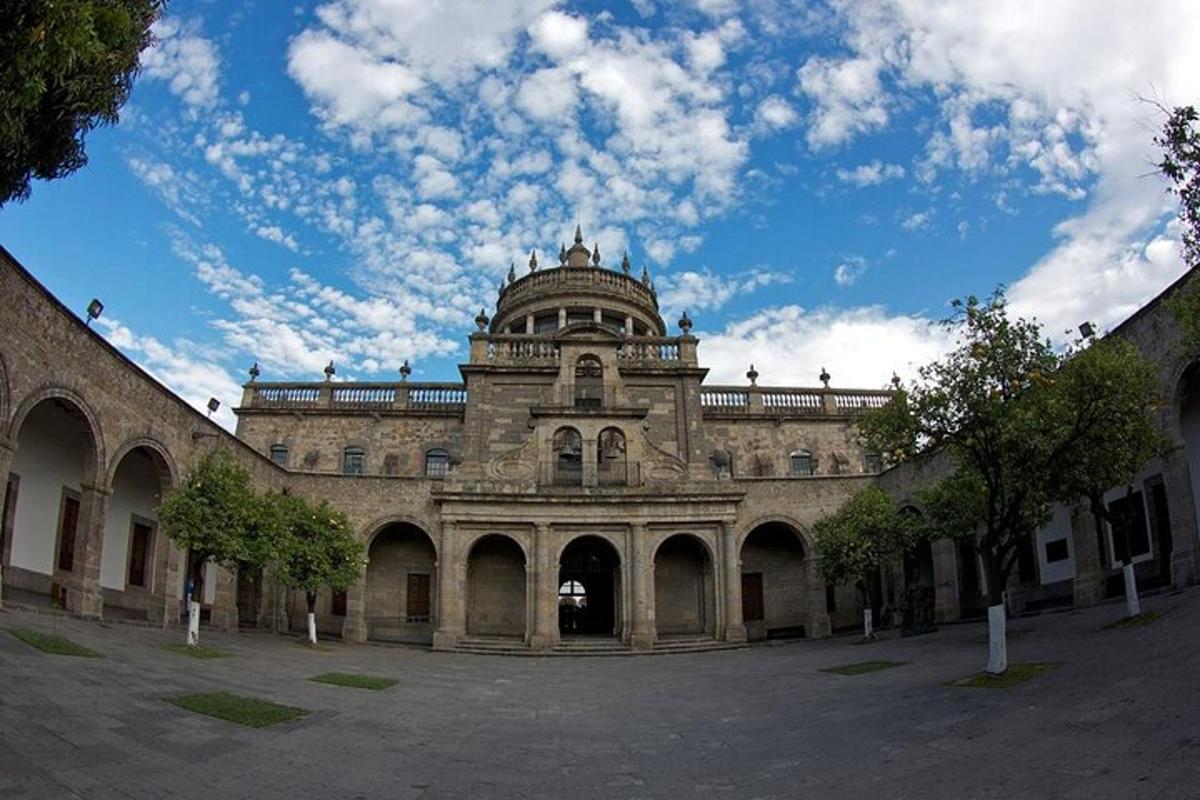 un vecchio edificio con una cupola in cima