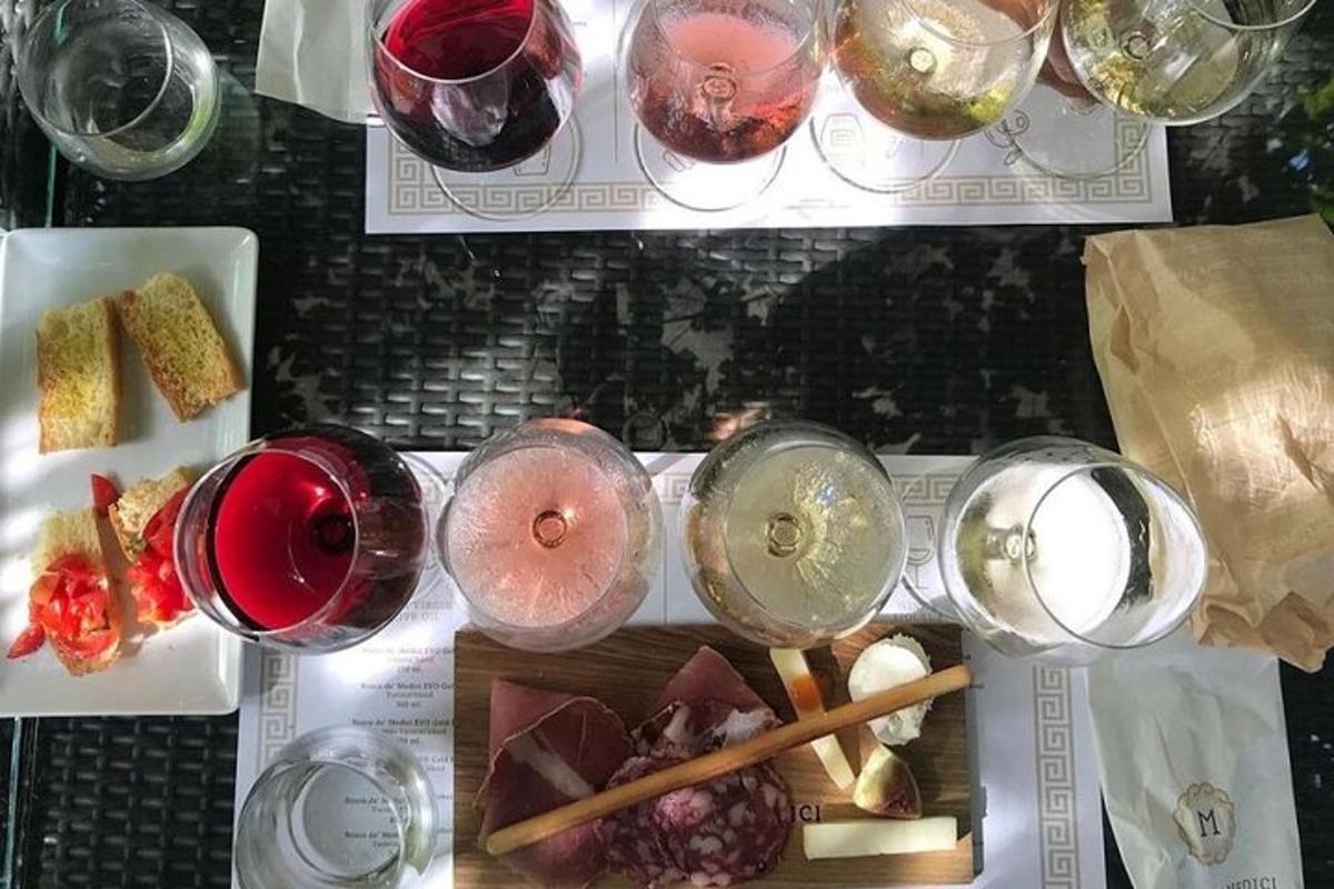 ワイングラスと食べ物が置かれたテーブル
