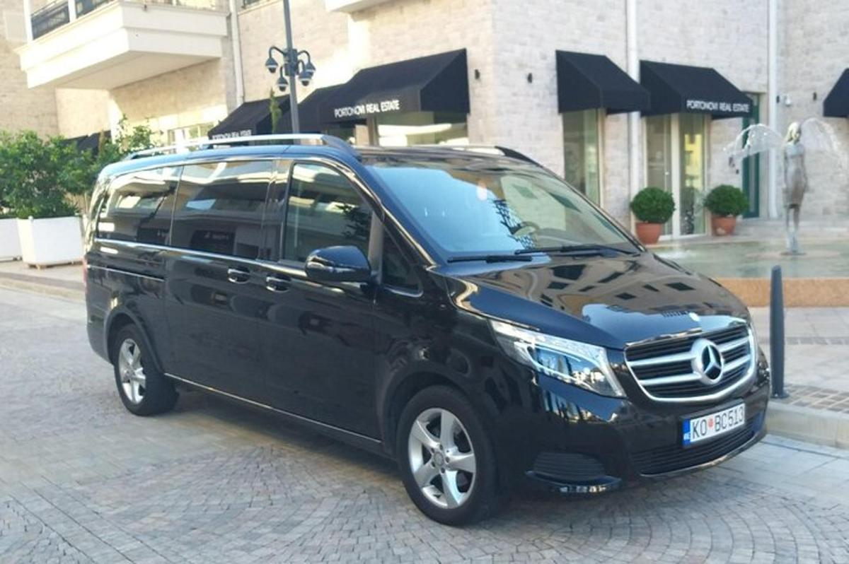 černé SUV zaparkované na městské ulici