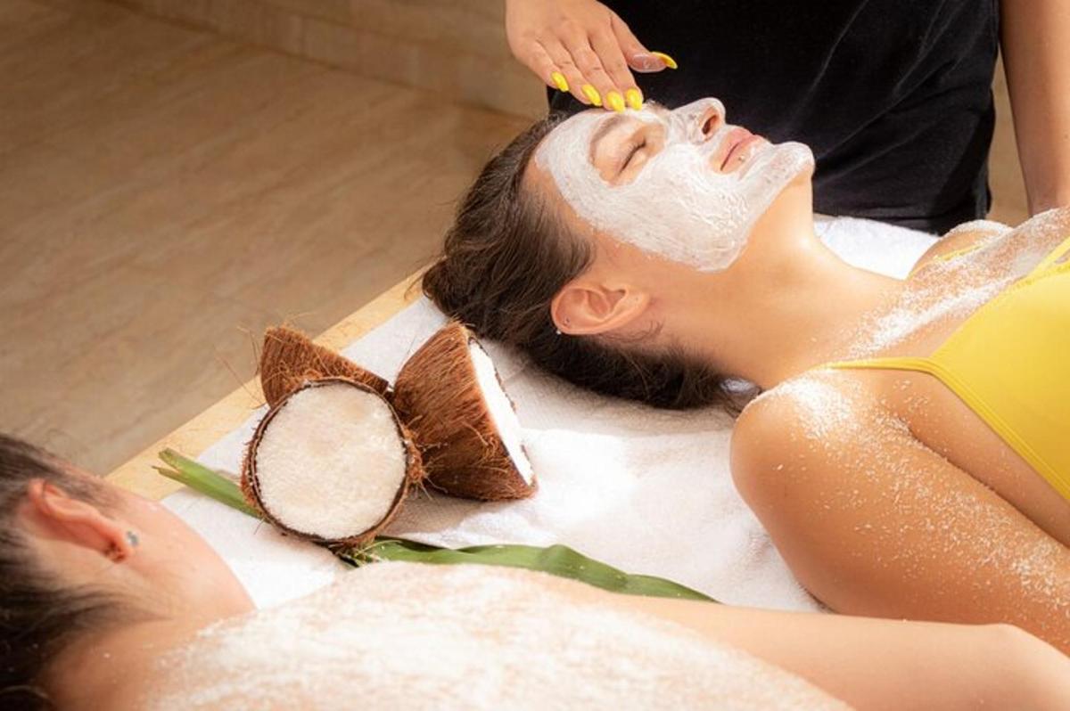 uma mulher lavando o cabelo em um salão